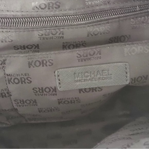 ❤️EUC Micheal kors SAFFIANO LEATHER  Hand/ Crossbody BAG - Picture 2 of 5